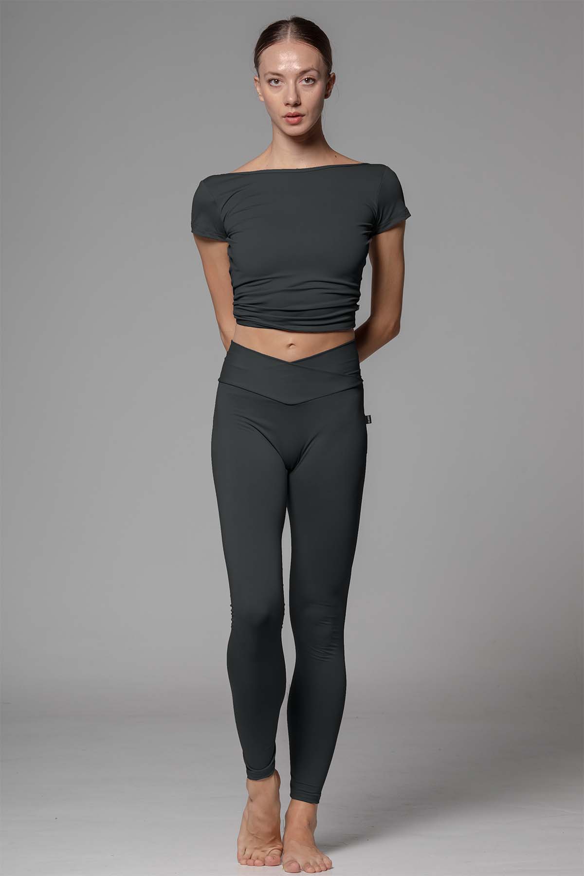 Diverso - The Open Back Top - Black - THE COLLECTIVE DANCEWEARDiverso - The Open Back Top - BlackmWARMUPSTHE COLLECTIVE DANCEWEAR