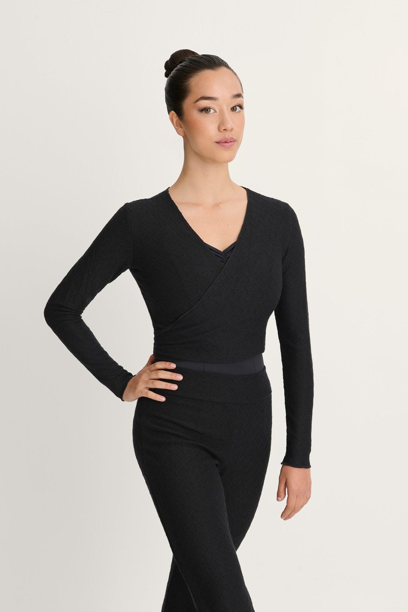 Intermezzo Gewn Knitted Wrap Cardigan - Black Metallic - THE COLLECTIVE DANCEWEARIntermezzo Gewn Knitted Wrap Cardigan - Black Metallicmwarm upsTHE COLLECTIVE DANCEWEAR